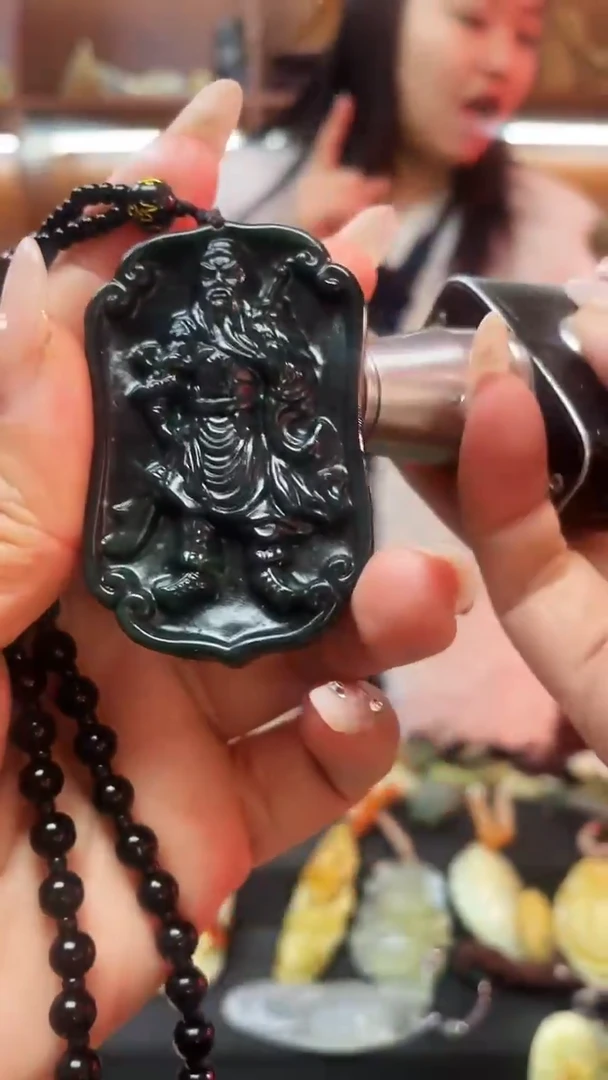 未镶嵌蛇纹石玉吊坠