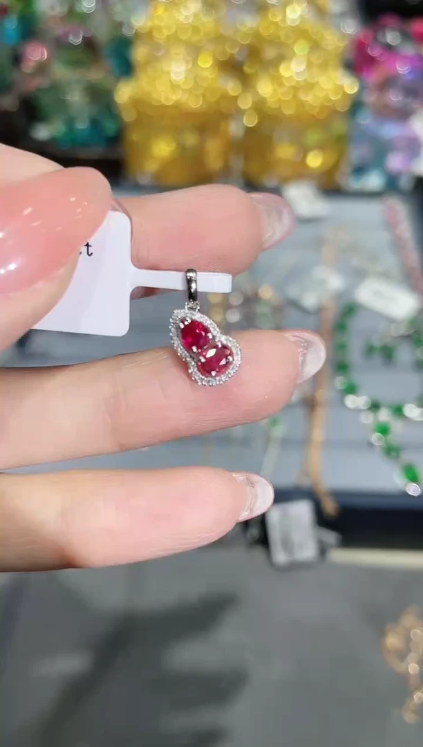 18K金镶嵌天然红宝石吊坠葫芦