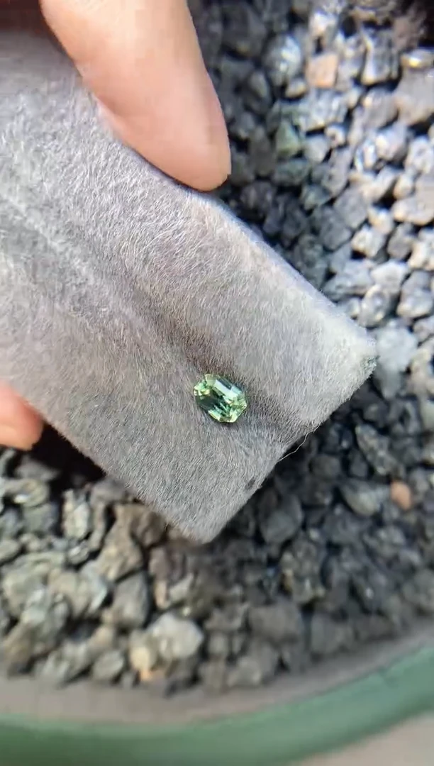 蓝宝石裸石未镶嵌双色绿蓝宝1ct