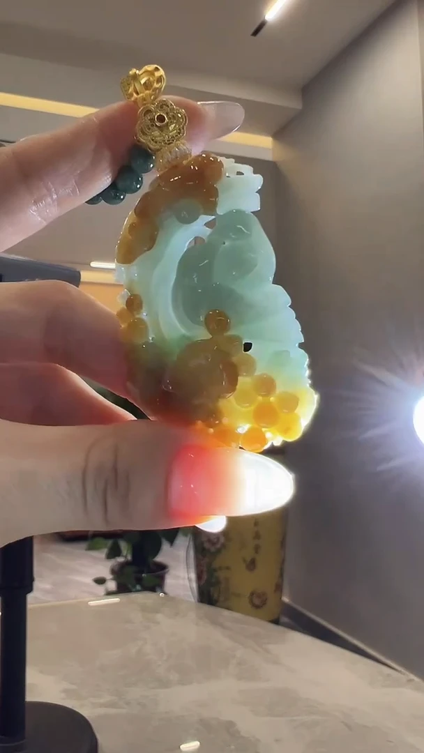 翡翠未镶嵌颈饰喜上眉梢