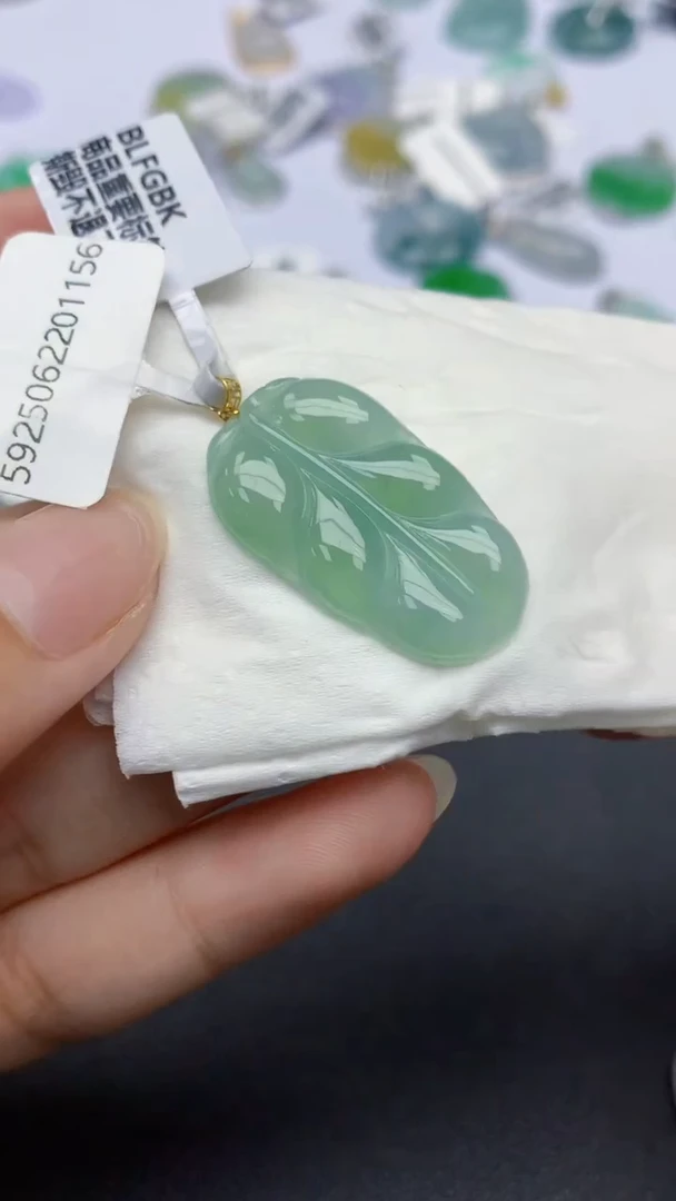 翡翠18K金镶嵌颈饰天然缅甸a货翡翠