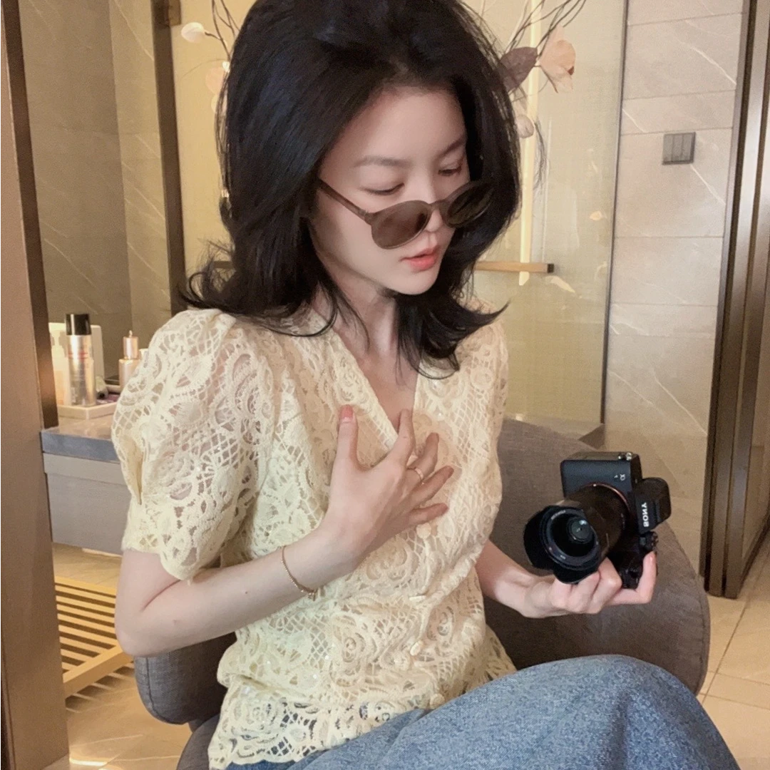 悦悦专属【繁花稠】法式V领蕾丝短袖显瘦别致衬衫Y65