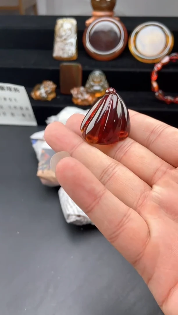琥珀颈饰未镶嵌棕血珀莲蓬吊坠