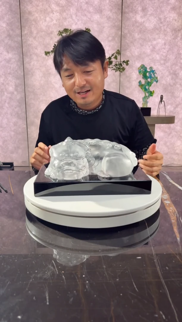 摆件CS0202040白玉色卧福貔貅+300*200黑水晶底座