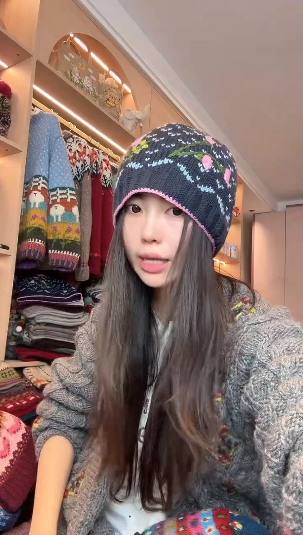 羊毛蓝色小丸子帽