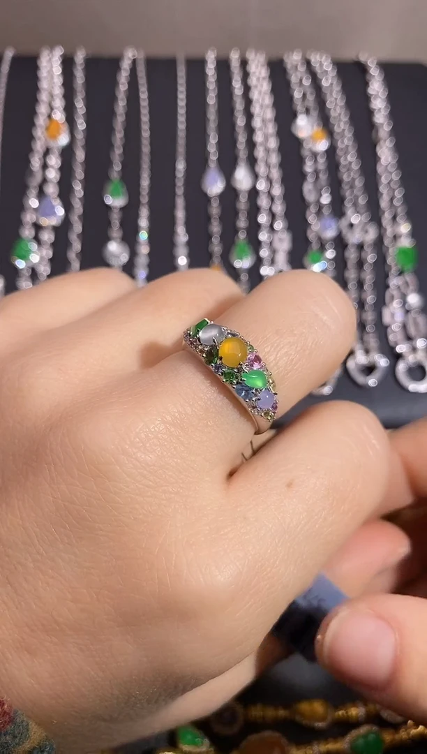 18K金镶嵌戒指翡翠戒指