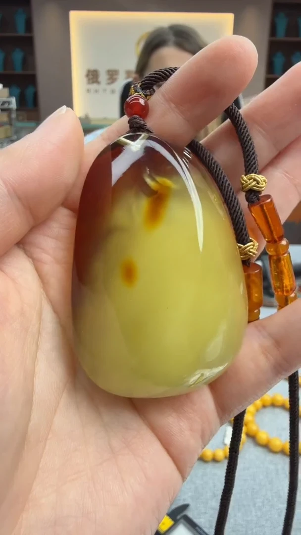 琥珀颈饰未镶嵌274秒拍号 假一罚三