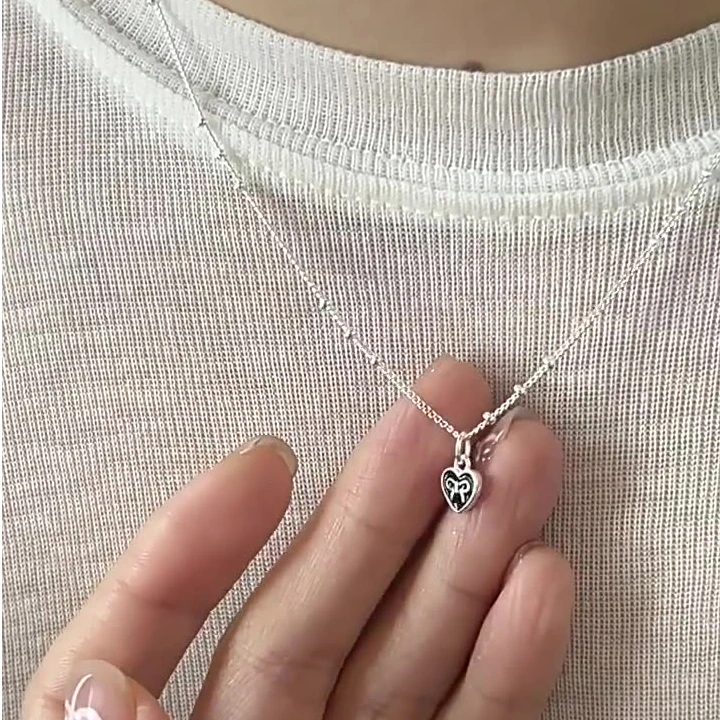 迷你蝴蝶结爱心项链女2025年新款潮复古小众设计高级感时尚毛衣链