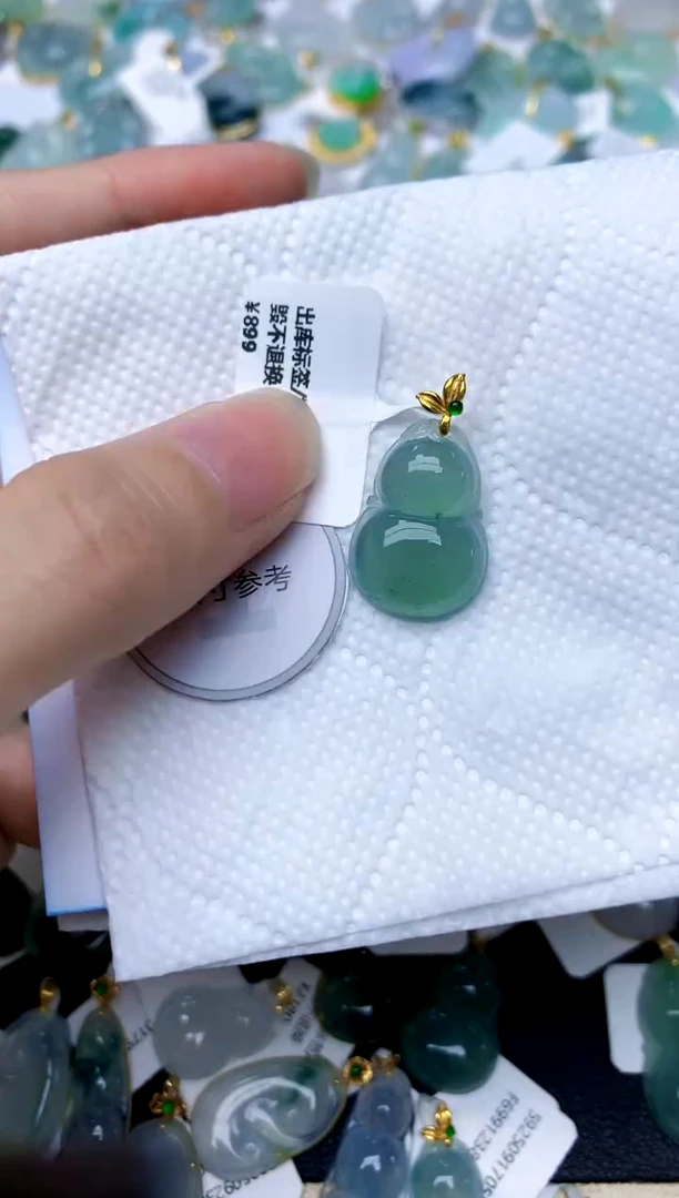 颈饰18K金镶嵌翡翠天然A货翡翠
