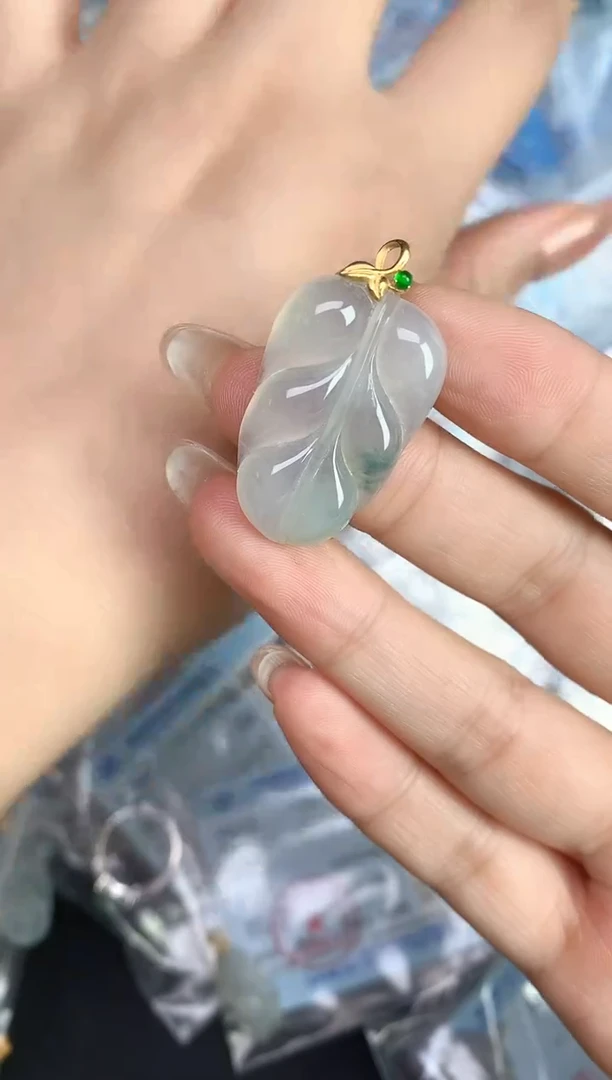 颈饰18K金镶嵌翡翠25111805