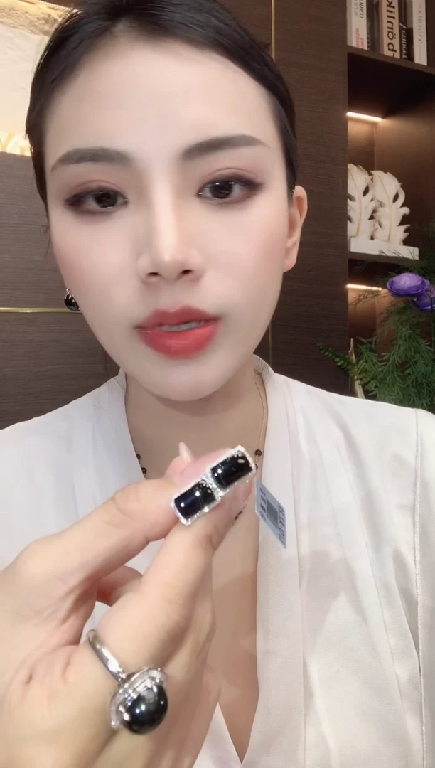 18K金镶嵌翡翠耳饰D39一对