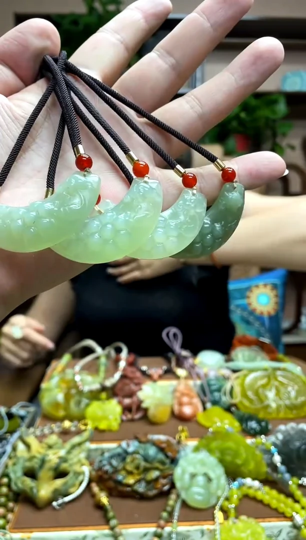 未镶嵌岫玉颈饰多样性发货发其中之一