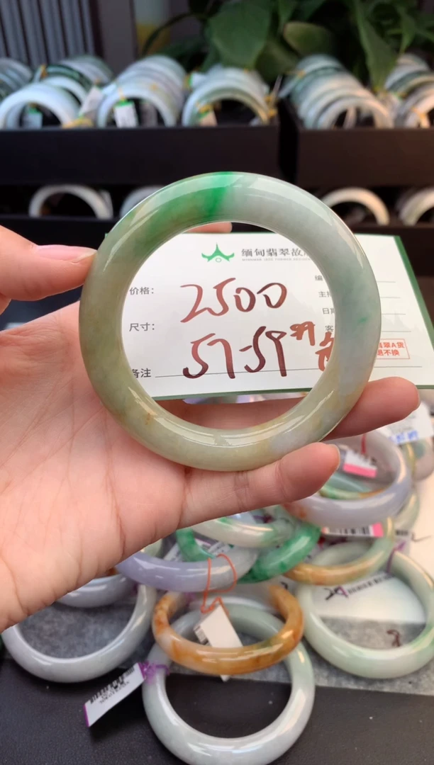 未镶嵌定制翡翠毛货需精细抛光+多人