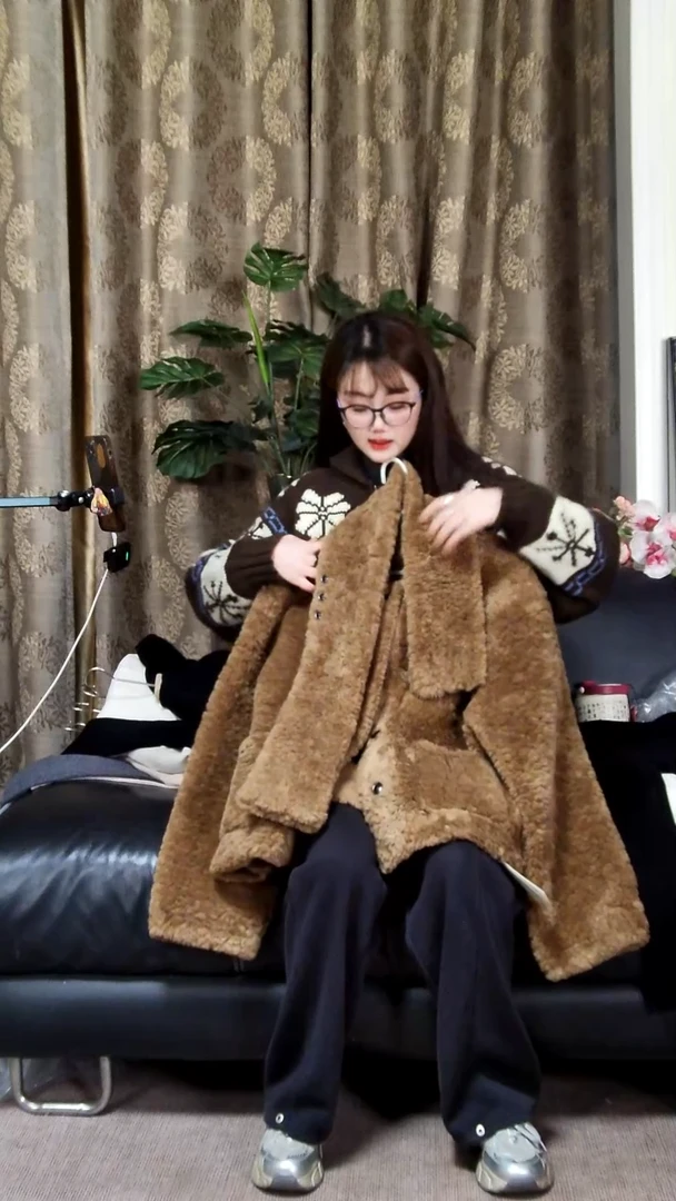 棕色毛毛围巾外套