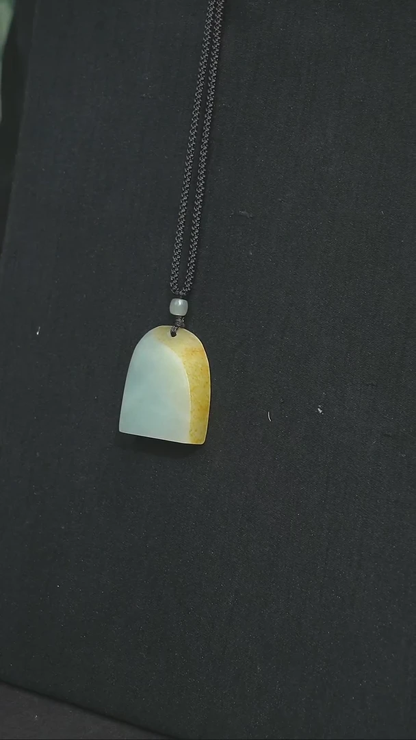 和田玉未镶嵌颈饰28.1克平安牌