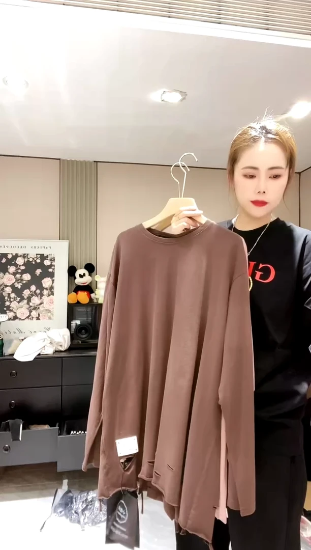 咖 色贴标小姐妹