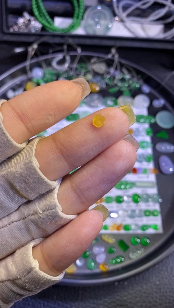 未镶嵌挂件翡翠切割