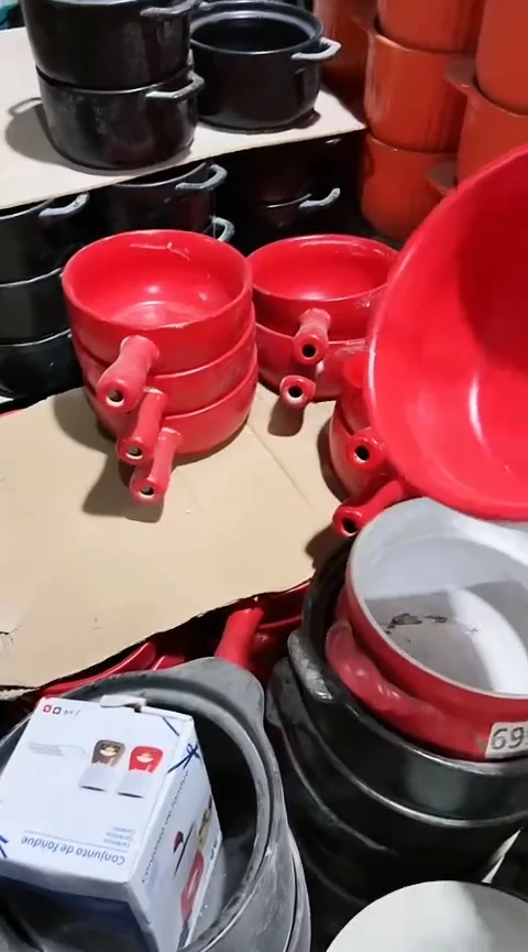 大瑕疵红色手把锅。