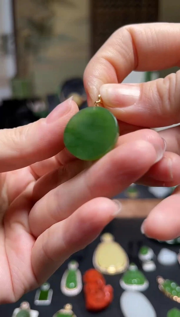 颈饰18K金镶嵌和田玉阳绿小圆牌无事牌吊坠