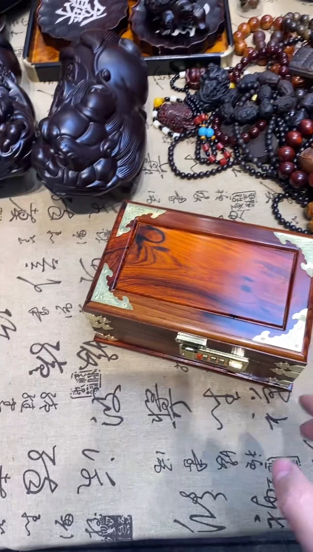 花梨木类带锁密码盒子