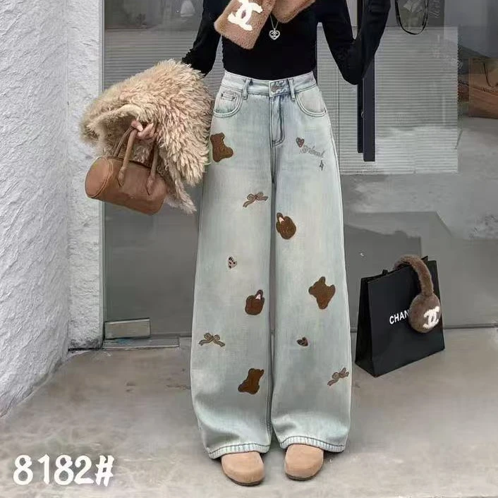 浅蓝色小熊刺绣阔腿牛仔裤女冬2025新款加绒高腰宽松显瘦水洗裤子