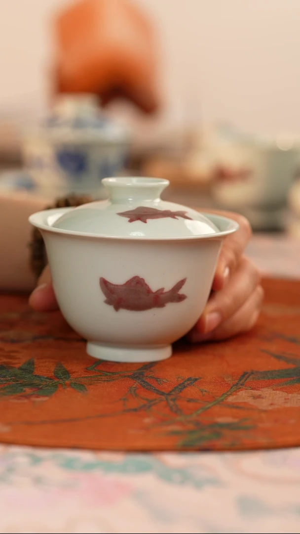 十里瑶釉里红三鱼盖碗