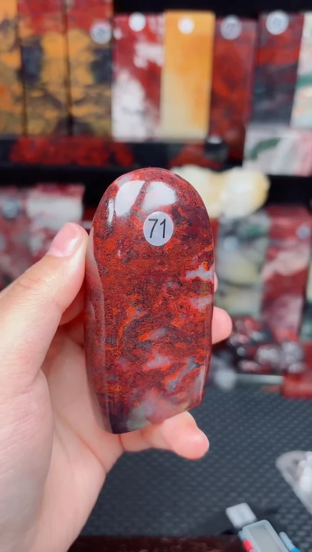 玉71号桂林鸡血玉印章摆件