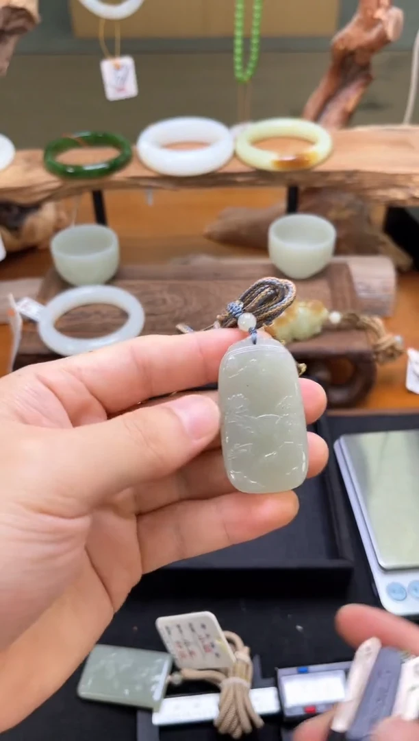吊坠(不含链)未镶嵌和田玉且末青白 山水牌 96