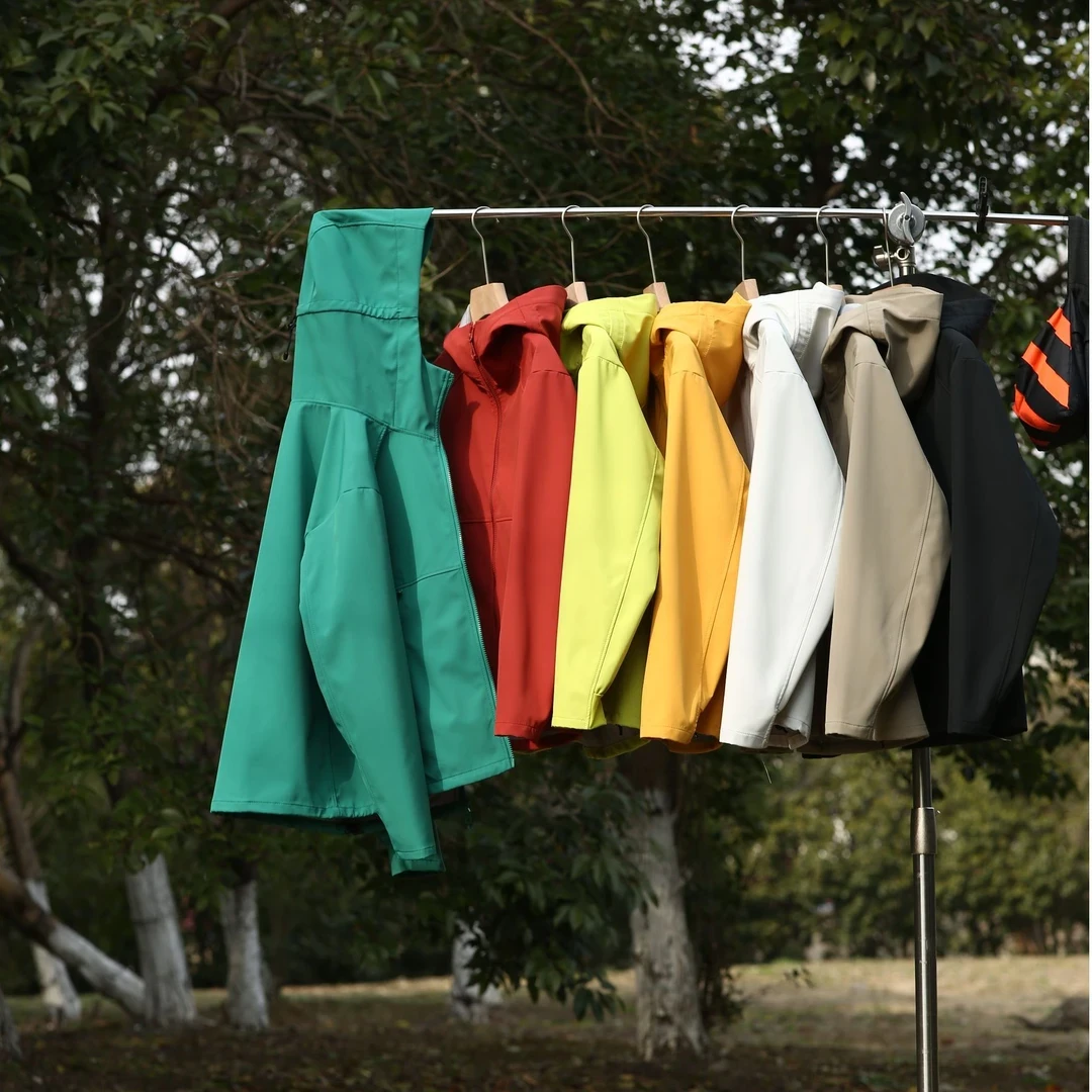 情侣软壳冲锋衣 三防连帽户外运动登山春秋防泼水保暖短外套男女