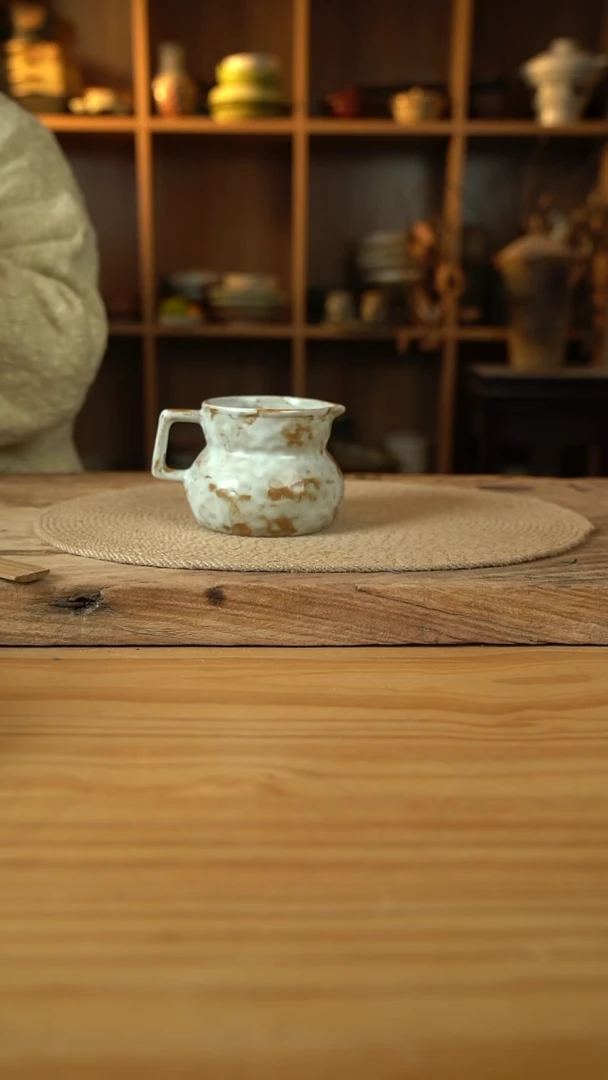 福利粉影系列的带把手奶壶1个