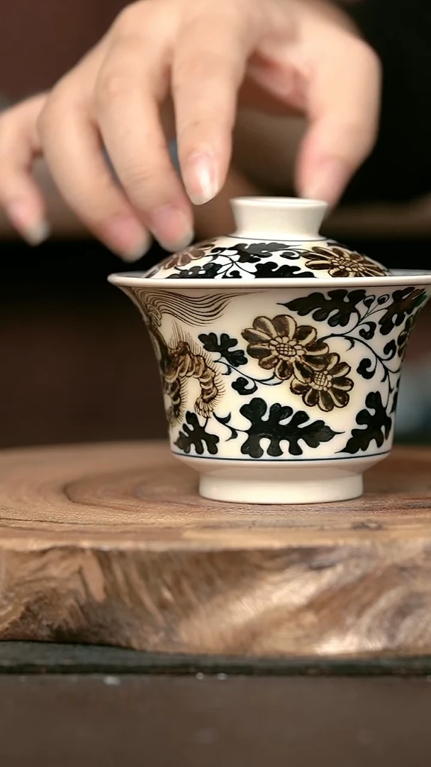 手绘手绘高温现代瓷  气  缠枝菊狮子大马蹄150cc