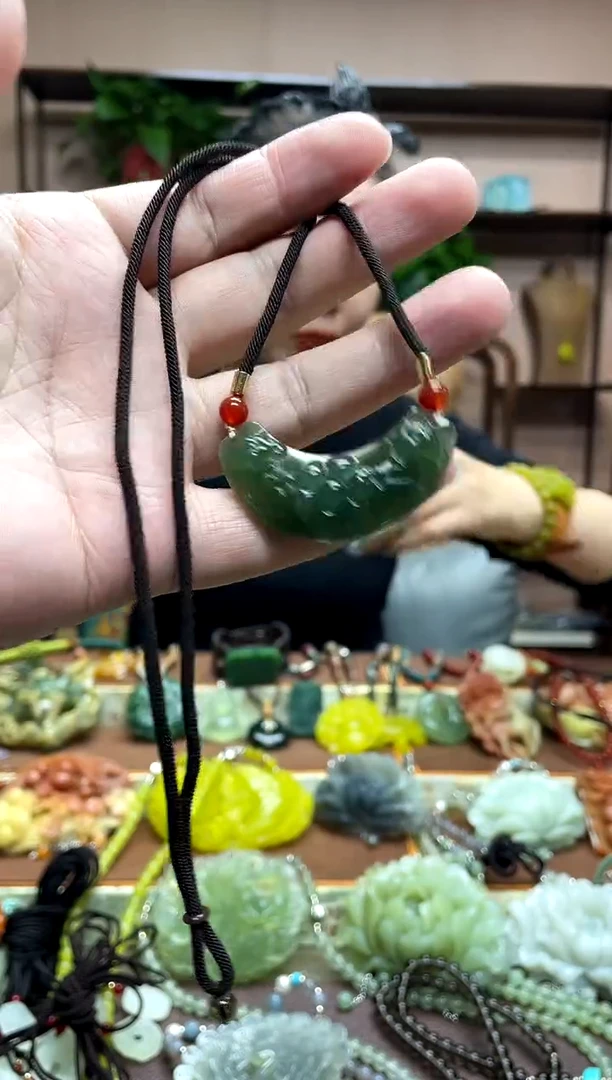 未镶嵌岫玉吊坠`1