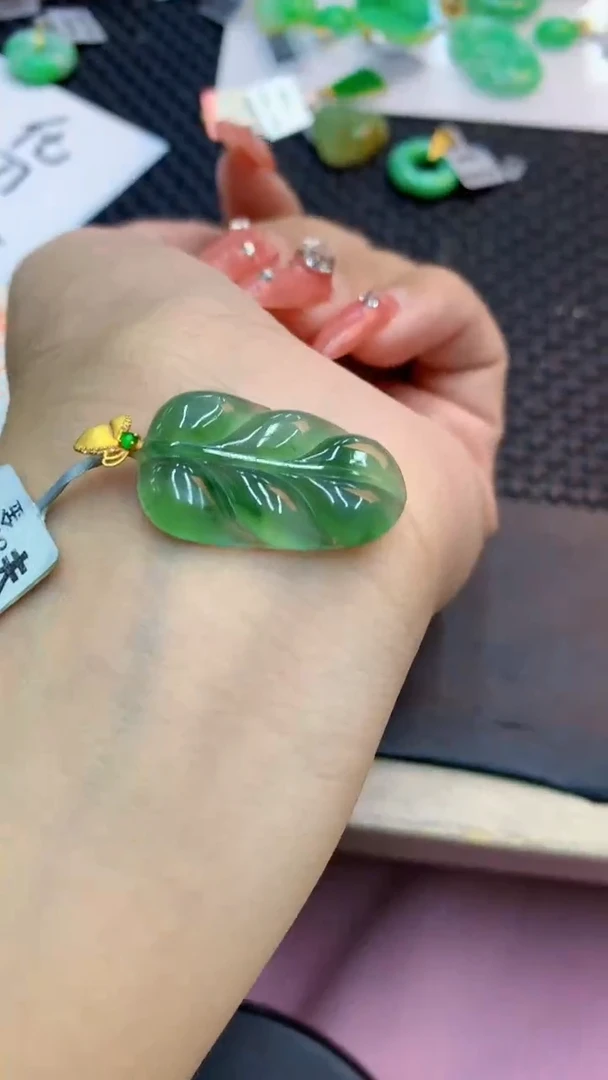 颈饰18K金镶嵌翡翠1