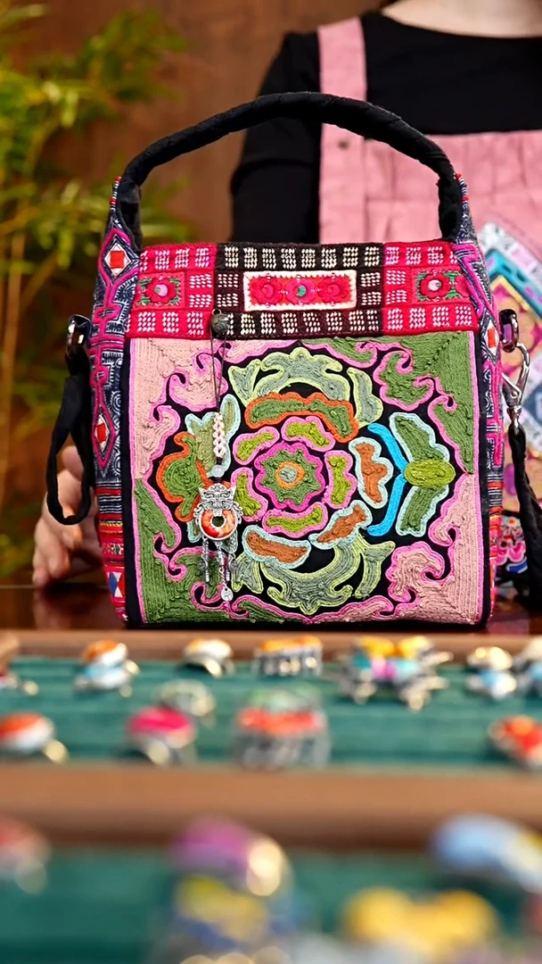 刺绣私人定制苗族手工包S9333