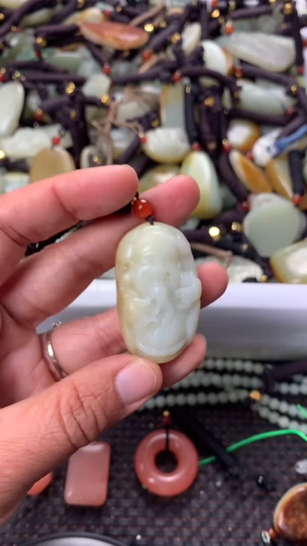 【闪购商品】和田玉颈饰未镶嵌多样性发货没有证书，拍一发一.有瑕