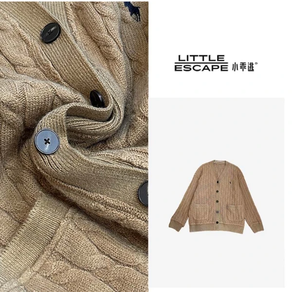 小乖逃休闲时尚卡其外套毛衣咖色麻花双口袋小鹿外套N95197