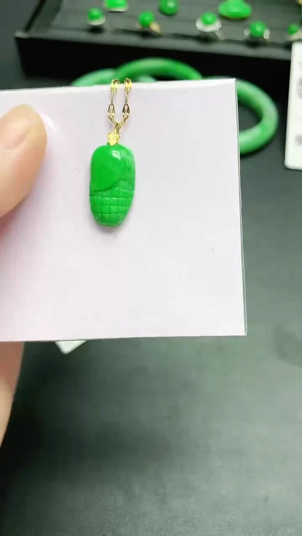 颈饰18K金镶嵌翡翠赠礼盒证书