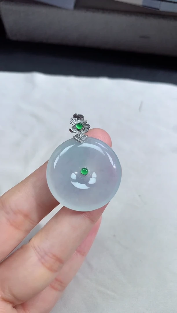 颈饰18K金镶嵌翡翠冰种白冰平安扣