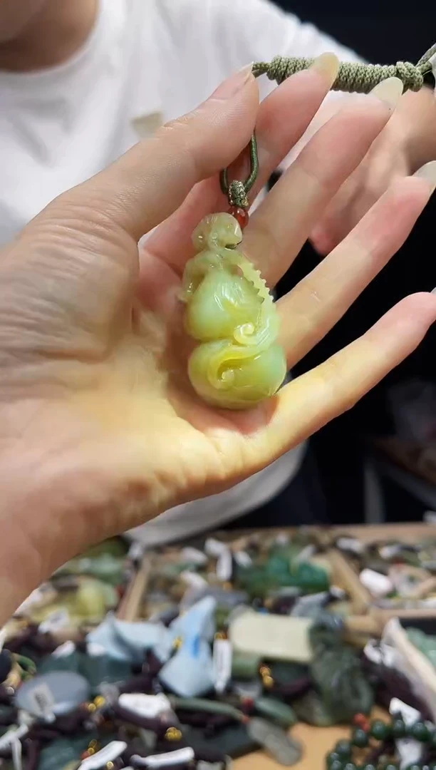 颈饰未镶嵌和田玉1