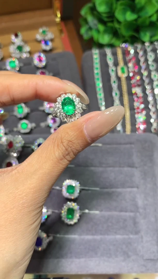 18K金镶嵌戒指祖母绿1.5ct