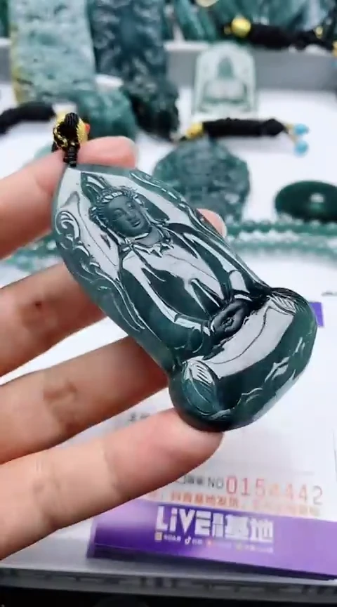 颈饰未镶嵌翡翠