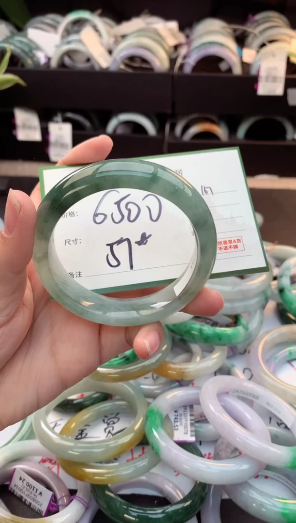 未镶嵌定制翡翠毛货需精细抛光+多人