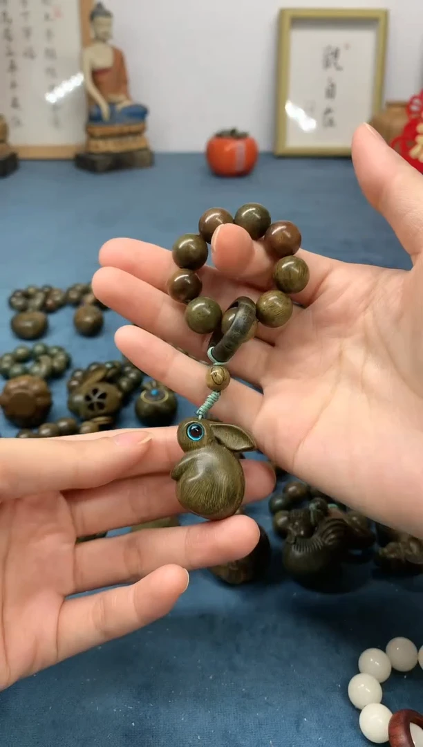 【闪购商品】维腊木（绿檀）把件望月兔 盘玩件