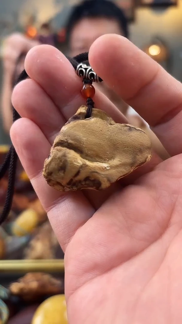 未镶嵌颈饰琥珀吊坠