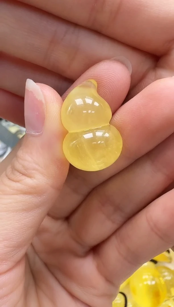未镶嵌琥珀裸石如图