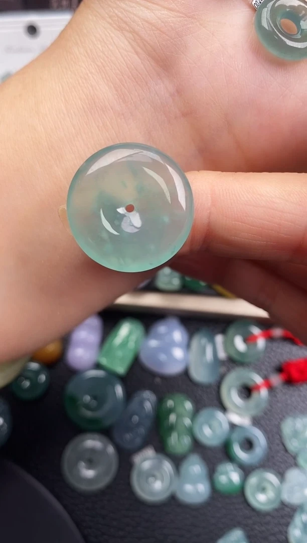 翡翠未镶嵌颈饰平安扣