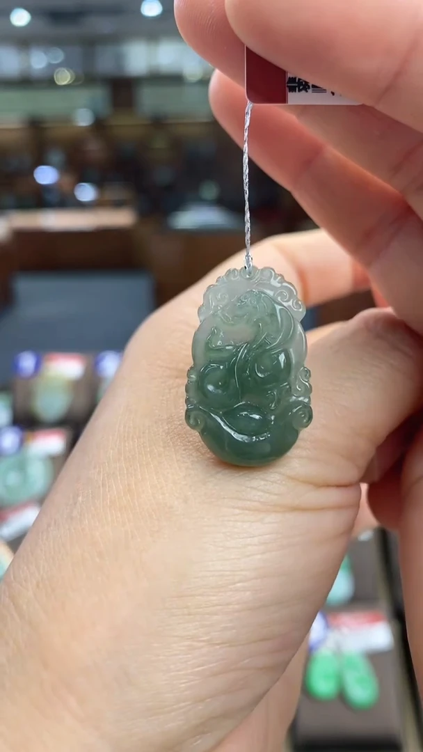 翡翠未镶嵌颈饰花件