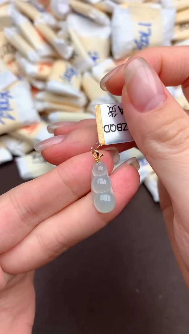 18K金镶嵌挂件翡翠—