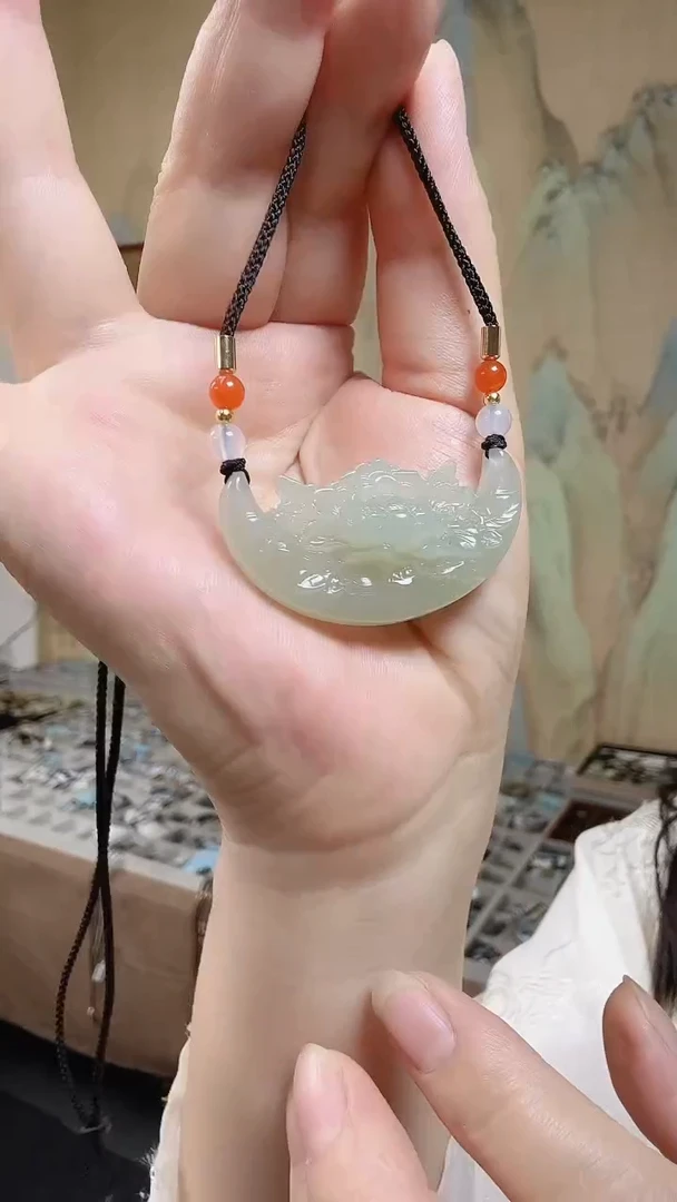 和田玉未镶嵌颈饰.