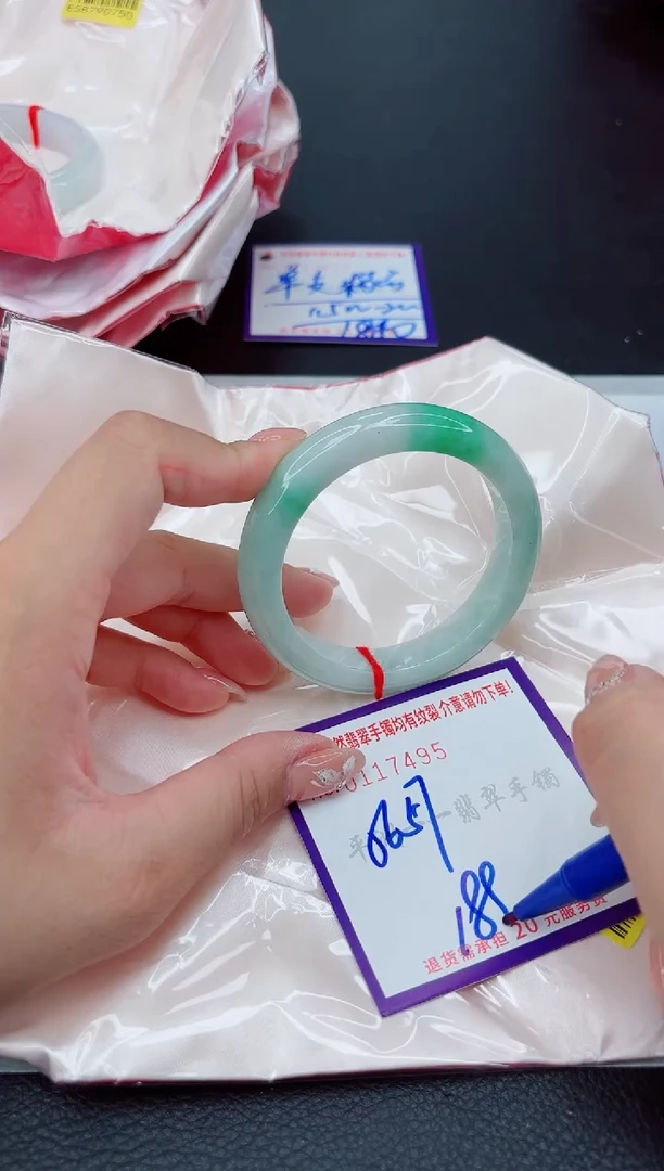 翡翠手镯未镶嵌1